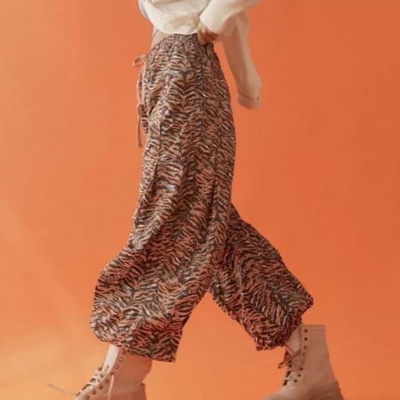 Free People Movement Zephyr Printed Pants Camel Combo Size Large NWOT - Picture 2 of 8